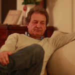 videoblocks-casual-candid-real-life-clip-of-older-man-listening-to-conversation-in-livi_stu03iyiuf_thumbnail-full01.png